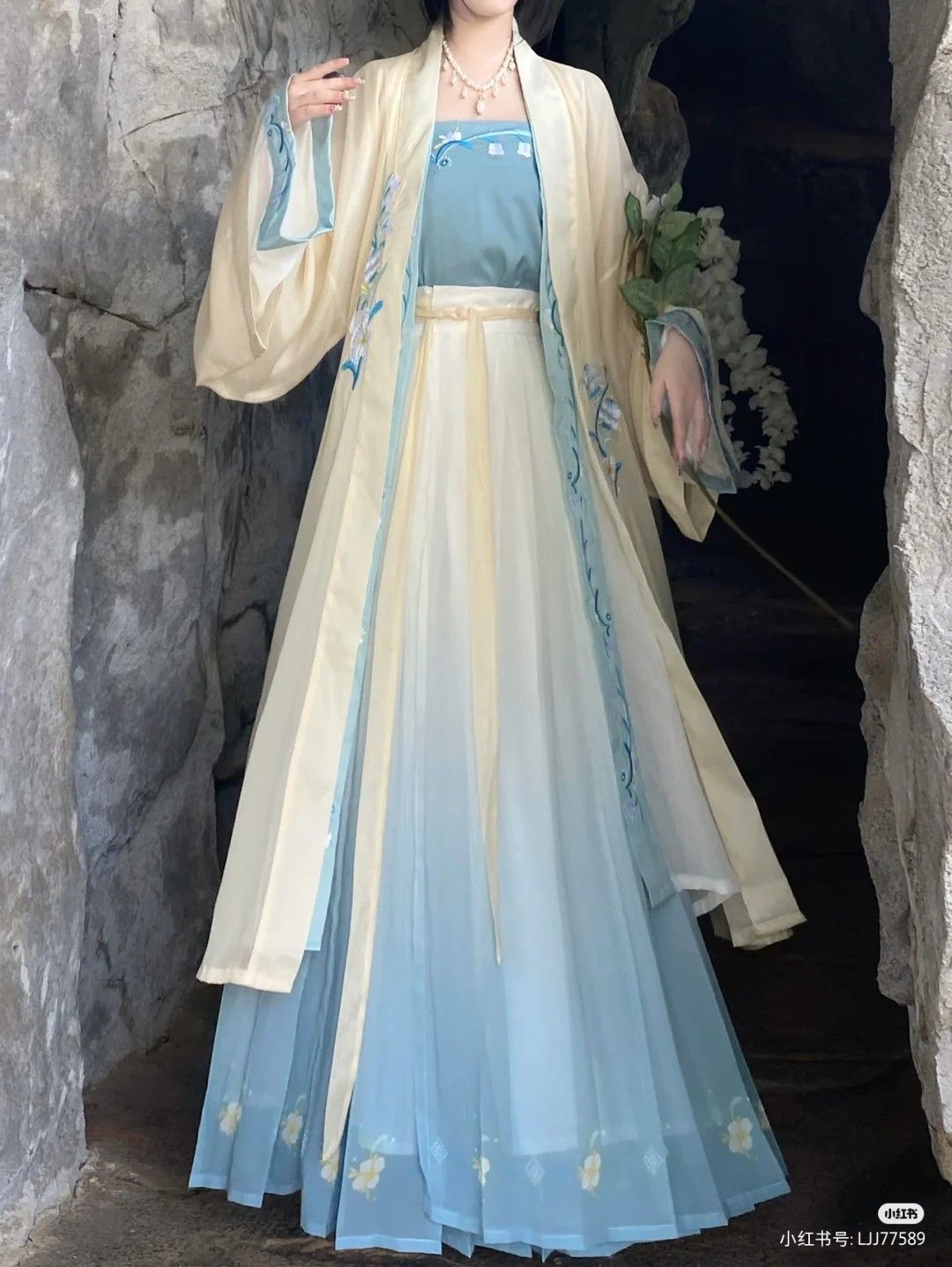 The Splendor of Red Ribbons in Traditional Hanfu Fashion The Splendor of Red Ribbons in Traditional Hanfu Fashion
