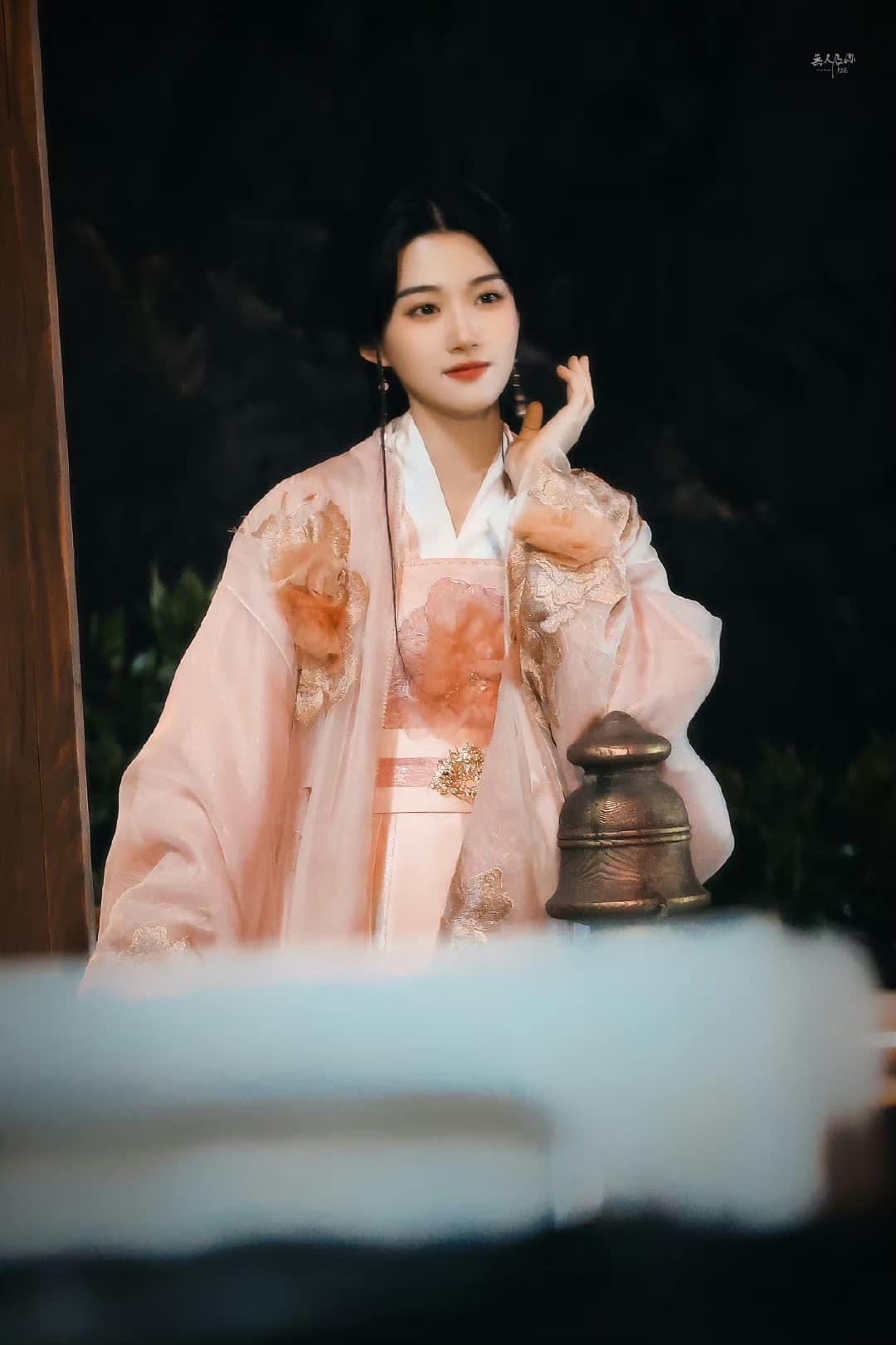 The Elegance of Cheongsam,Leather Shoes,and the Powerful Woman The Elegance of Cheongsam,Leather Shoes,and the Powerful Woman