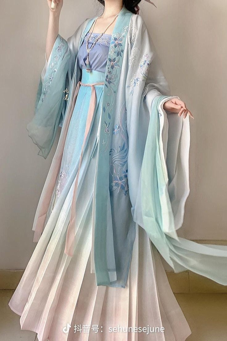 Green Tang Suit Womens Fashion:A Blend of Tradition and Modernity Green Tang Suit Womens Fashion:A Blend of Tradition and Modernity