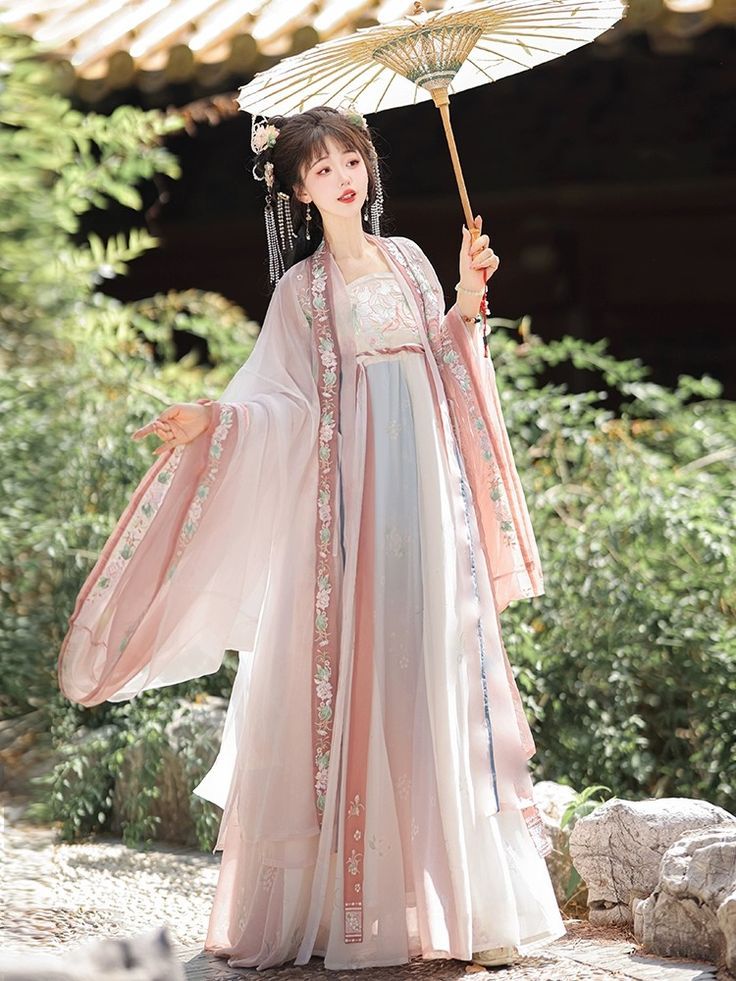 Elegant Beauty of Traditional Hanfu Costume:The Charm of Waisted-Up Cheongsam with Broad Sleeves Elegant Beauty of Traditional Hanfu Costume:The Charm of Waisted-Up Cheongsam with Broad Sleeves