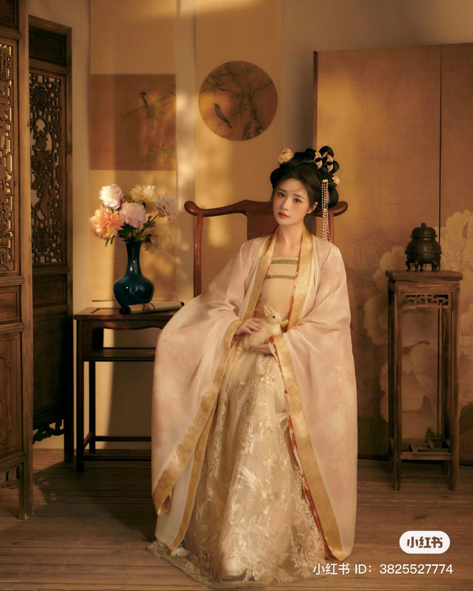 Golden Horseface Skirt Ensemble:A Radiant Blend of Tradition and Elegance Golden Horseface Skirt Ensemble:A Radiant Blend of Tradition and Elegance