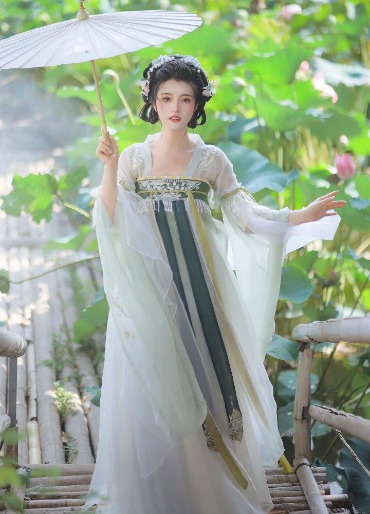 Summer Elegance in Ancient Dress:The Enchanting Beauty of a Vintage Woman Summer Elegance in Ancient Dress:The Enchanting Beauty of a Vintage Woman