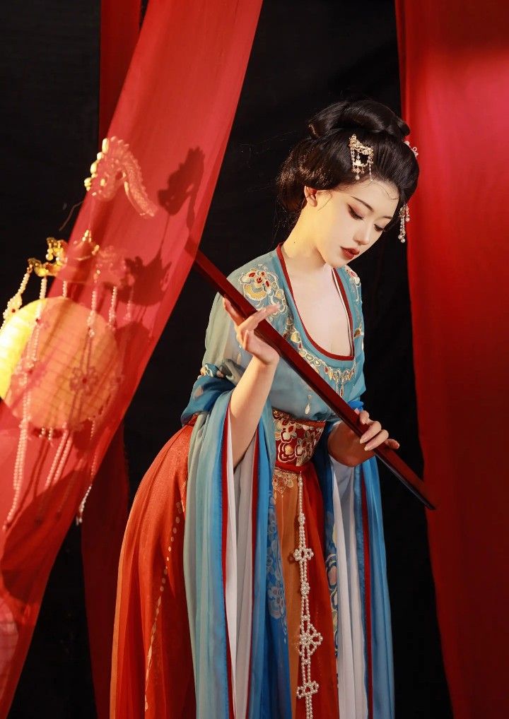 Elegance Redefined:The Customized Cheongsam Journey at Yanxi Palace Elegance Redefined:The Customized Cheongsam Journey at Yanxi Palace