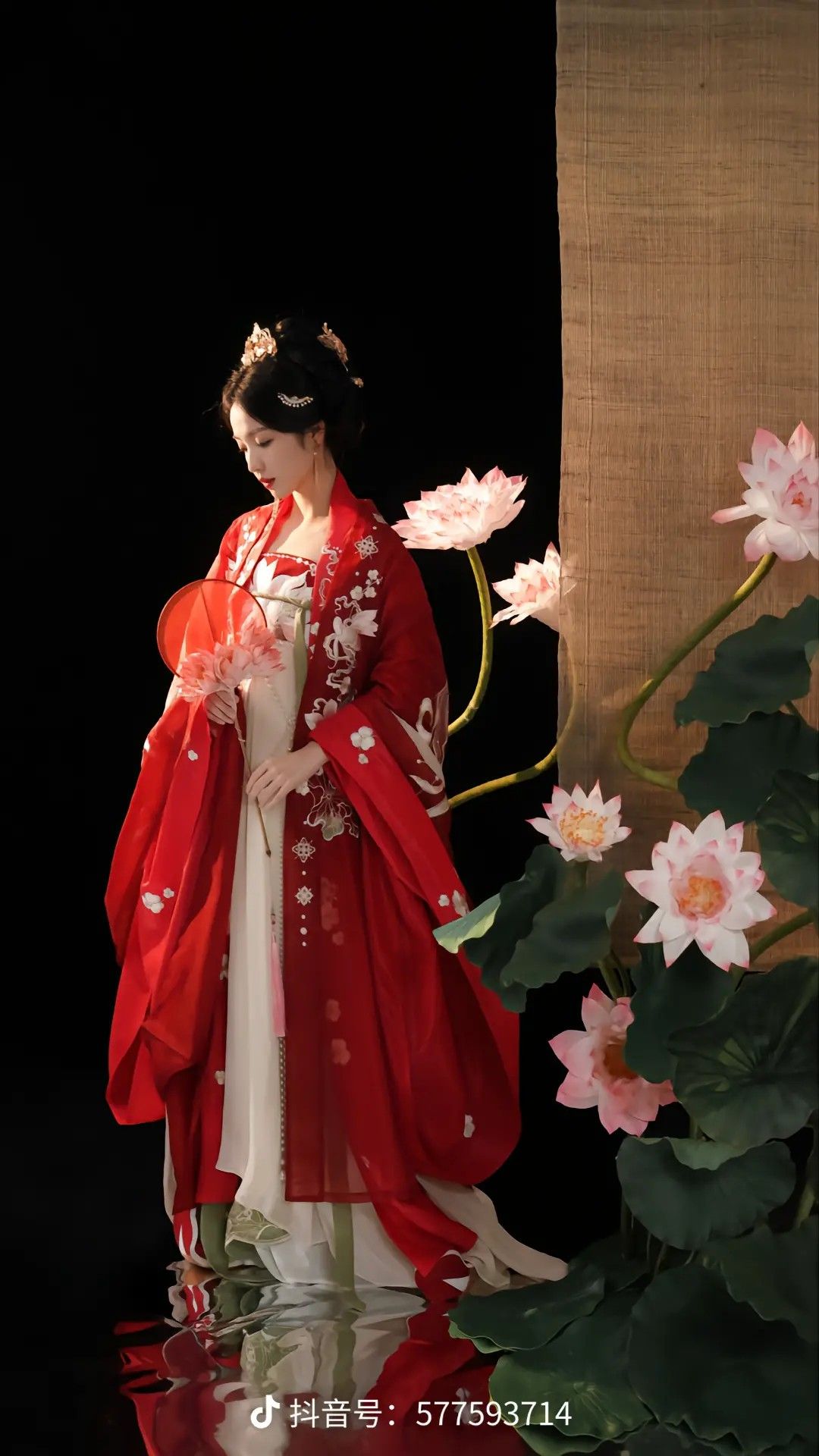 The Design and Pattern of Cheongsam with Reverse-Style Large Sleeves The Design and Pattern of Cheongsam with Reverse-Style Large Sleeves