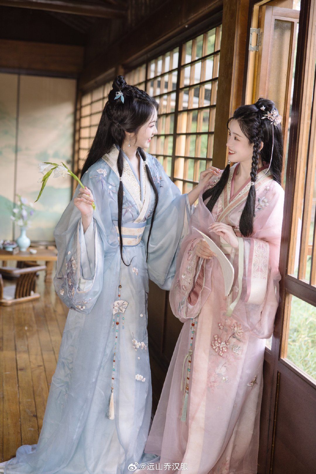 Embracing the New Sino-Chic:Butterfly Cheongsams Evolution Embracing the New Sino-Chic:Butterfly Cheongsams Evolution