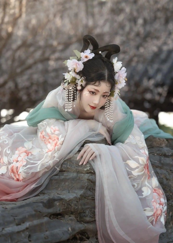 Winter Revamping of the Cheongsam:A Fashion Evolution Winter Revamping of the Cheongsam:A Fashion Evolution