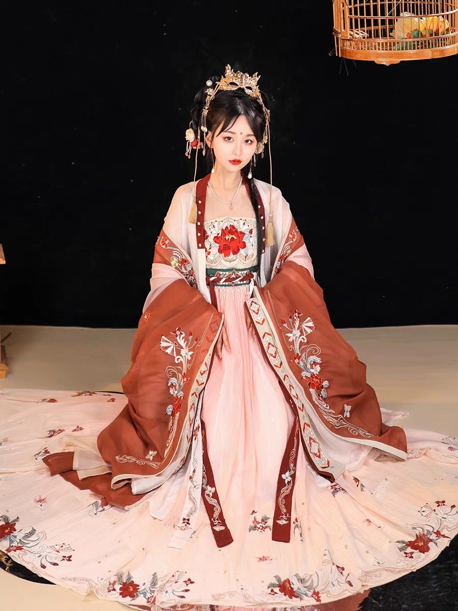 Embracing the Summer in a Girls Cheongsam:The Art of Traditional Elegance Embracing the Summer in a Girls Cheongsam:The Art of Traditional Elegance