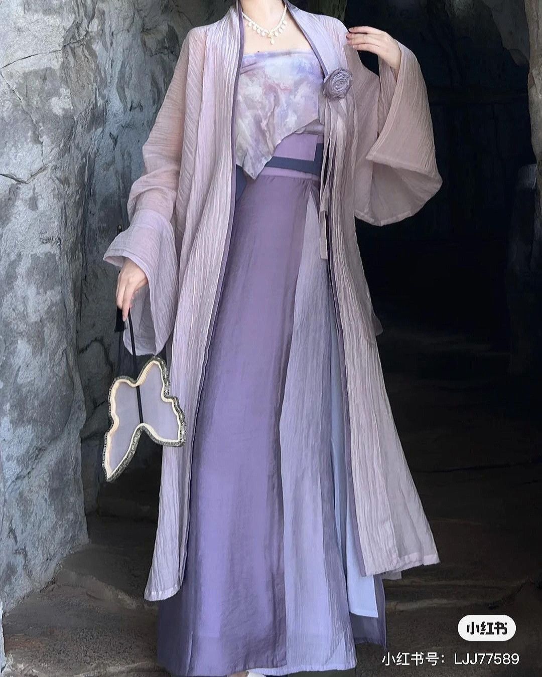 The Charm of Qipao with Furry Jacket:A Fashion Statement in Chinese Traditional Elegance The Charm of Qipao with Furry Jacket:A Fashion Statement in Chinese Traditional Elegance