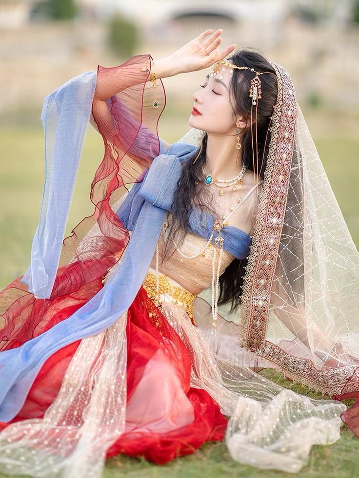 The Splendor of Ming-Style Hanfu:The Crown of Phoenix and the Robe of Dawn The Splendor of Ming-Style Hanfu:The Crown of Phoenix and the Robe of Dawn