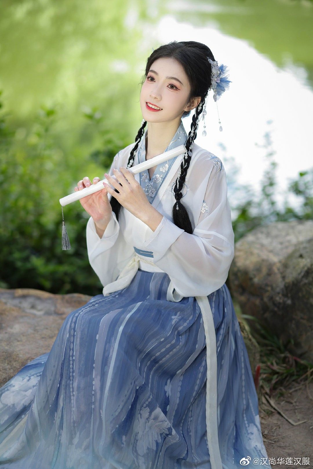 Petite Charm in Summer:The Art of Wearing Cheongsam Petite Charm in Summer:The Art of Wearing Cheongsam