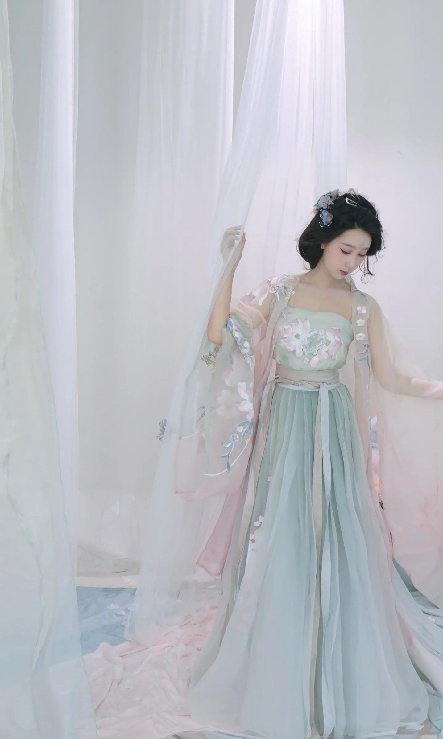 Zinan Chronicle:Original Hanfu Fashion Design Journey Zinan Chronicle:Original Hanfu Fashion Design Journey
