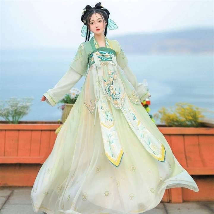 Three Princesses in Chen Qianqians Style Hanfu Fashion:A Journey into Traditional Elegance Three Princesses in Chen Qianqians Style Hanfu Fashion:A Journey into Traditional Elegance