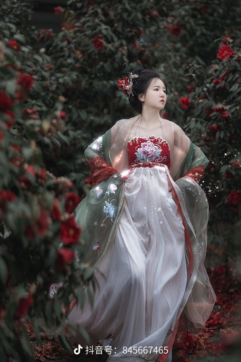 Embracing Summer in a Cheongsam:The Art of Traditional Womens Dress Embracing Summer in a Cheongsam:The Art of Traditional Womens Dress