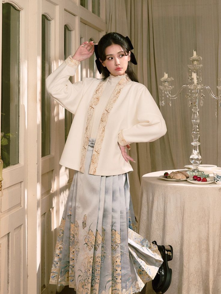 Embroidery-Adorned Horseface Skirt:A Tale of a Woman in Traditional Splendor Embroidery-Adorned Horseface Skirt:A Tale of a Woman in Traditional Splendor