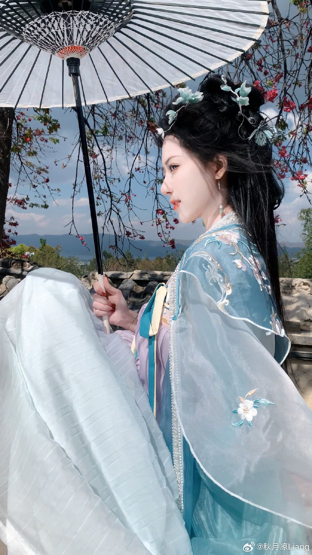 Neo-Chinese Traditionalism:The Revival of Long Cheongsam in Modern Fashion Neo-Chinese Traditionalism:The Revival of Long Cheongsam in Modern Fashion
