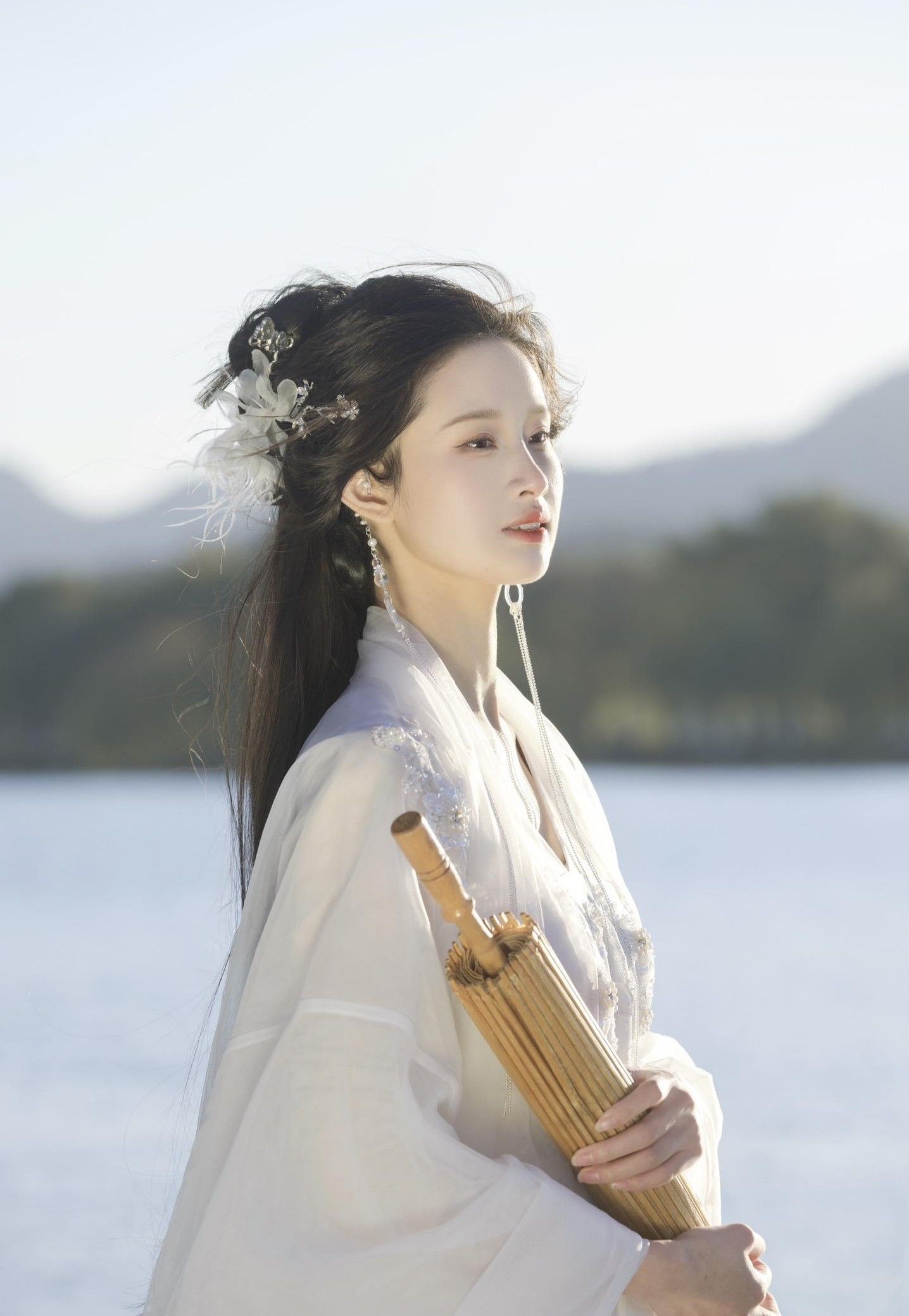 The Splendor of Hanfu:The Interlaced Collar and the Grandeur of Sleeveless Beauty The Splendor of Hanfu:The Interlaced Collar and the Grandeur of Sleeveless Beauty
