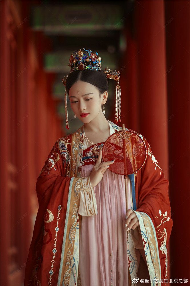 A Tale of Girls Long-sleeved Hanfu Skirts:The Splendor of Traditional Chinese童装 A Tale of Girls Long-sleeved Hanfu Skirts:The Splendor of Traditional Chinese童装