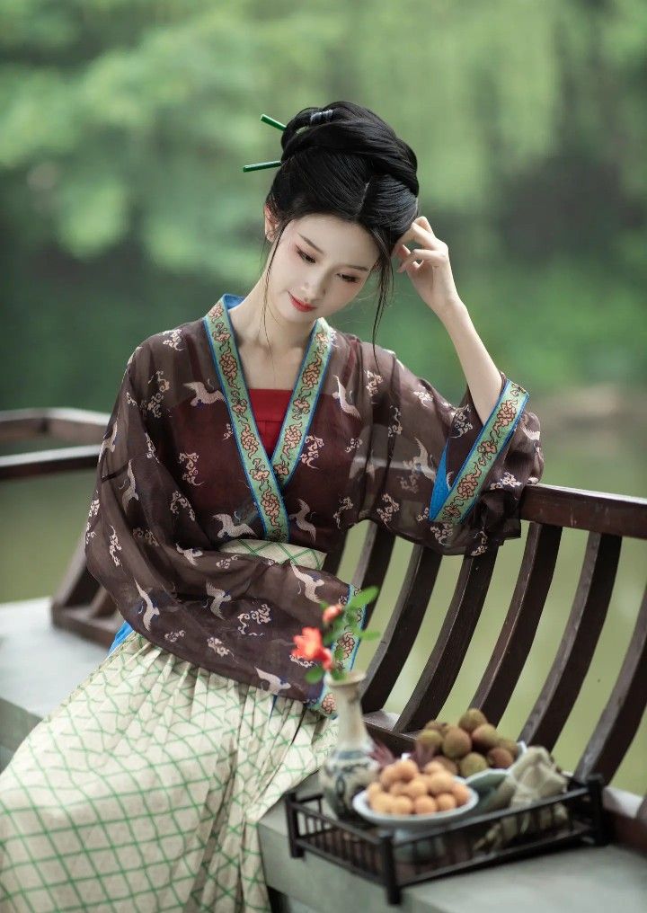 The Hourglass Figure of Cheongsam:Embracing the Waist-Cinching Elegance The Hourglass Figure of Cheongsam:Embracing the Waist-Cinching Elegance