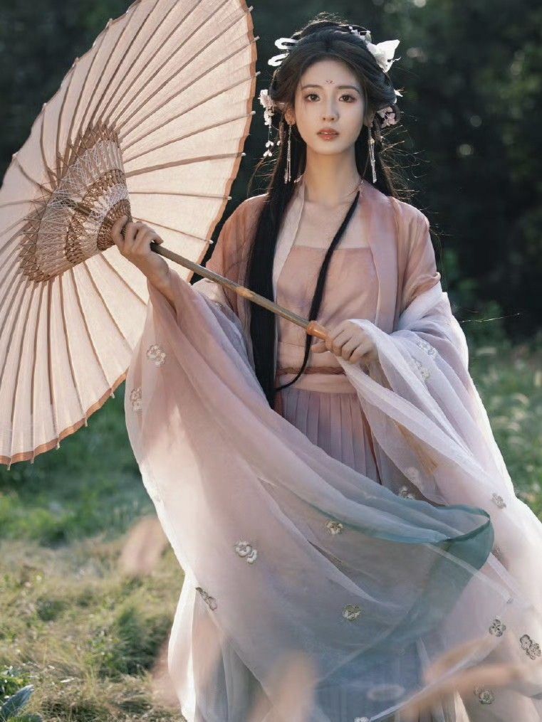 Traditional Beauty:The Charm of Step-Shake,Flower-Decorated Combs and Cheongsam Traditional Beauty:The Charm of Step-Shake,Flower-Decorated Combs and Cheongsam