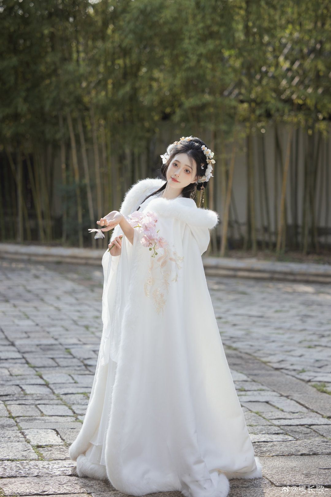A Guide to Red Winter Hanfu with Cape-like Cloak A Guide to Red Winter Hanfu with Cape-like Cloak
