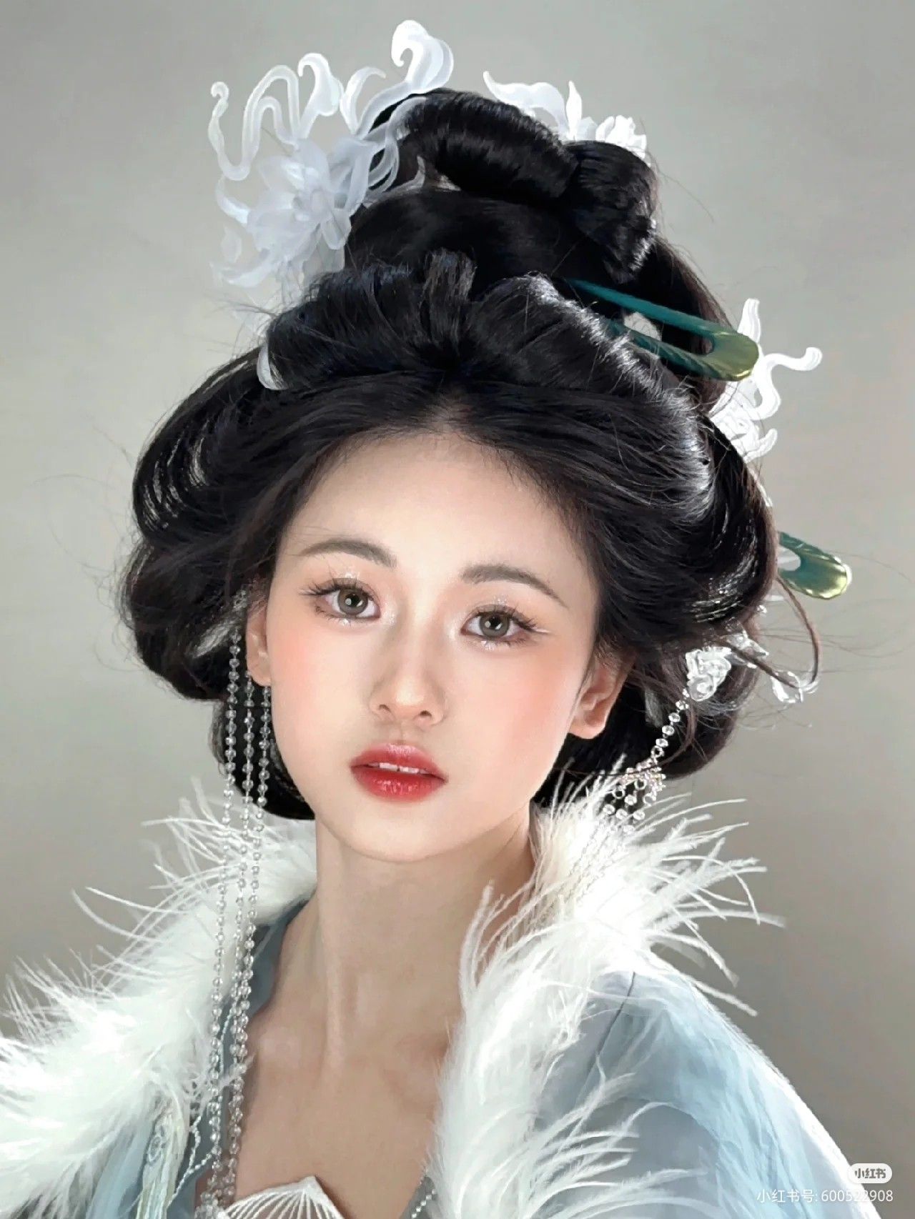 The Splendor of Blue and White Cheongsam in the Republic of China Era The Splendor of Blue and White Cheongsam in the Republic of China Era