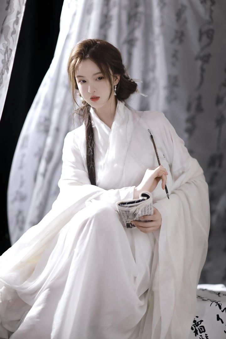 Embroidery on Qing Dynasty Hanfu Costumes:A Study of the Artistry and Cultural Significance Embroidery on Qing Dynasty Hanfu Costumes:A Study of the Artistry and Cultural Significance