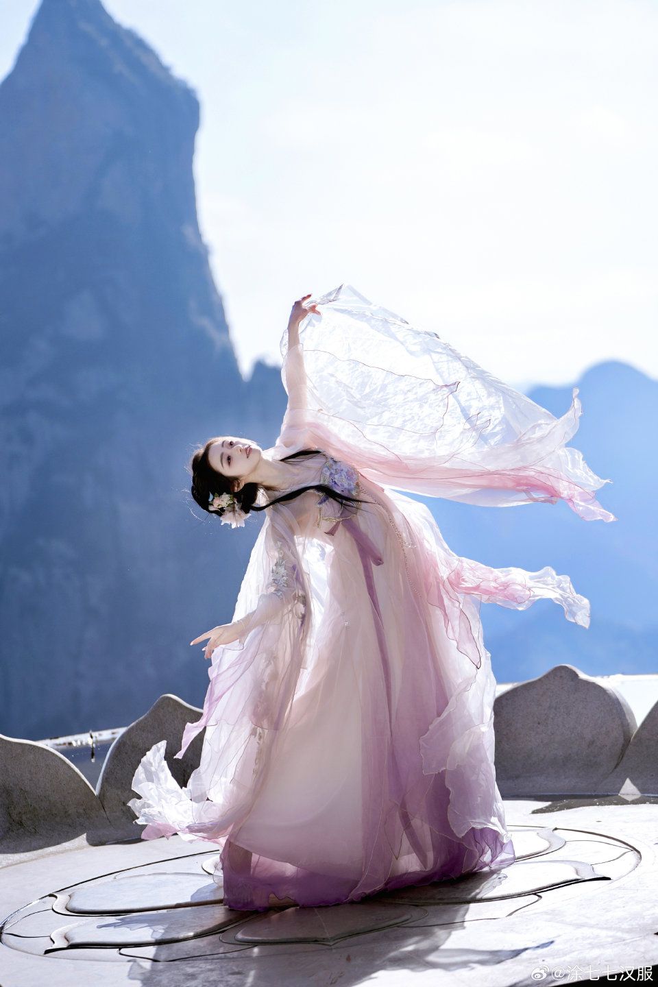 Elegance in Silk:The Art of High-End Cheongsam Qipao with Silk Threads Elegance in Silk:The Art of High-End Cheongsam Qipao with Silk Threads
