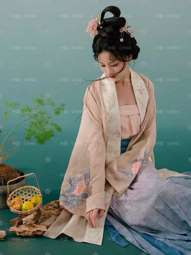 The Enchantment of Hanfu Skirts for a Seven-Year-Old The Enchantment of Hanfu Skirts for a Seven-Year-Old