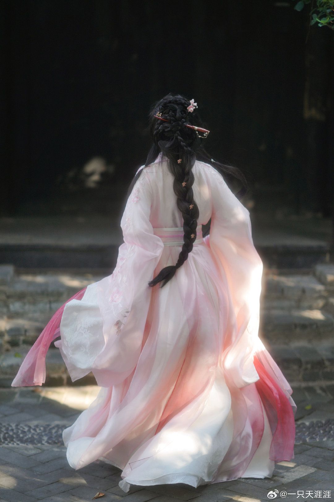 Enhancing the Traditional Charm of Hanfu Winter Red:A Journey of Fashion Evolution Enhancing the Traditional Charm of Hanfu Winter Red:A Journey of Fashion Evolution