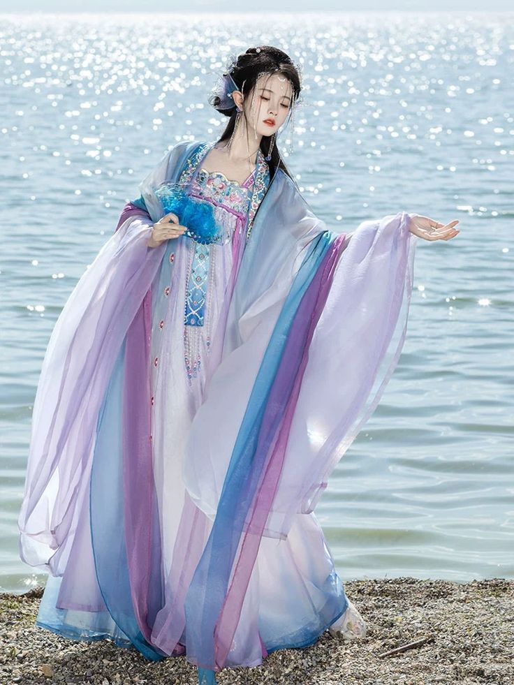 Modernizing the Classic:The Chic Low-Collar Cheongsam Evolution Modernizing the Classic:The Chic Low-Collar Cheongsam Evolution
