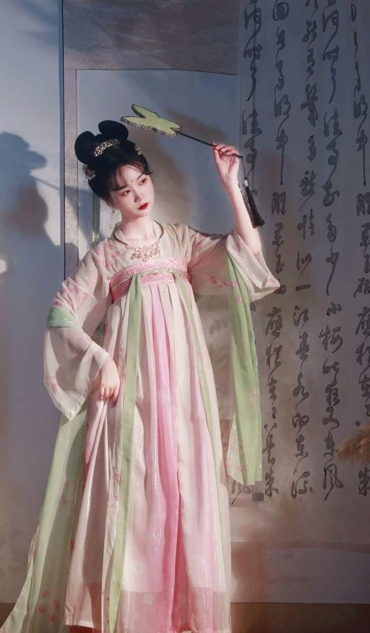 The Joy of a Confetti-Red Cheongsam and a Splendid Shawl for the Mother of the Bride The Joy of a Confetti-Red Cheongsam and a Splendid Shawl for the Mother of the Bride