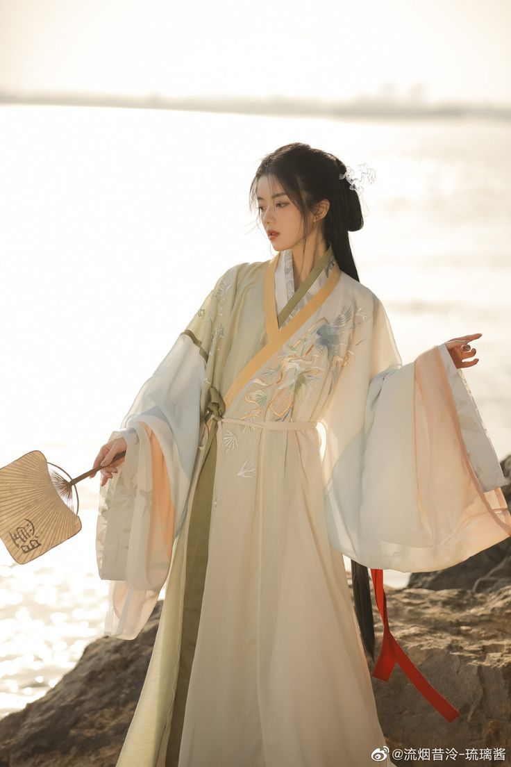 Elegance Revisited:The Revival of Hanfu in the Form of Green Mountain Elegance Revisited:The Revival of Hanfu in the Form of Green Mountain