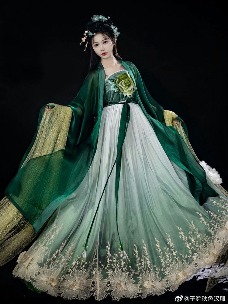 The Origin of Gong Yuyis Creative Hanfu:Unveiling the Initial Makeup of Palace-Inspired Robes The Origin of Gong Yuyis Creative Hanfu:Unveiling the Initial Makeup of Palace-Inspired Robes