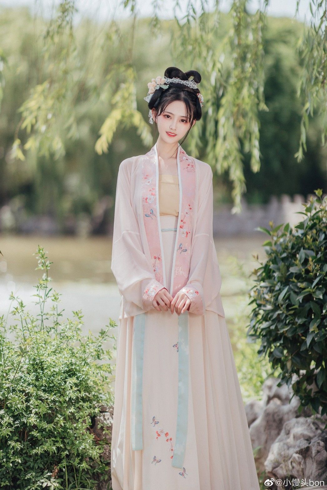 The Enchantment of Silk Cheongsam for a 40-Year-Old Woman The Enchantment of Silk Cheongsam for a 40-Year-Old Woman