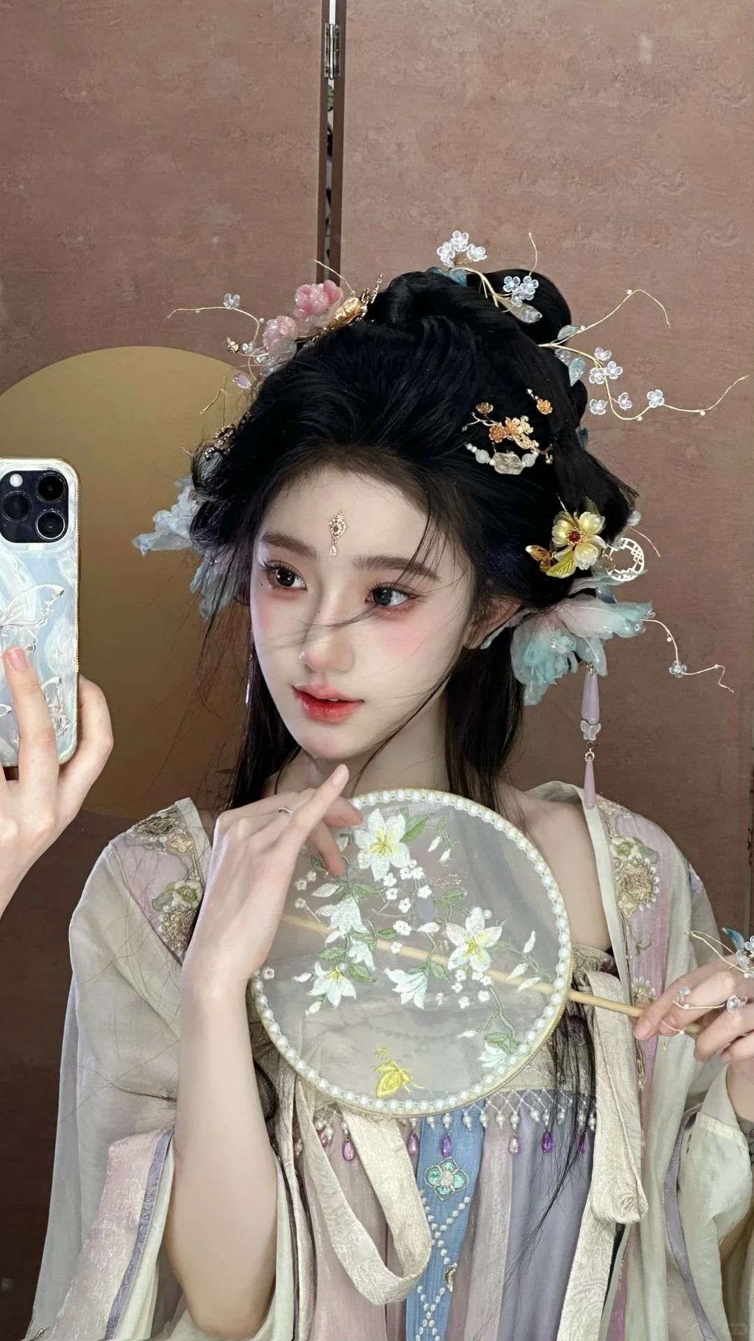 The Glamour of Youth:The Cheongsam as a Symbol of Splendid Age The Glamour of Youth:The Cheongsam as a Symbol of Splendid Age
