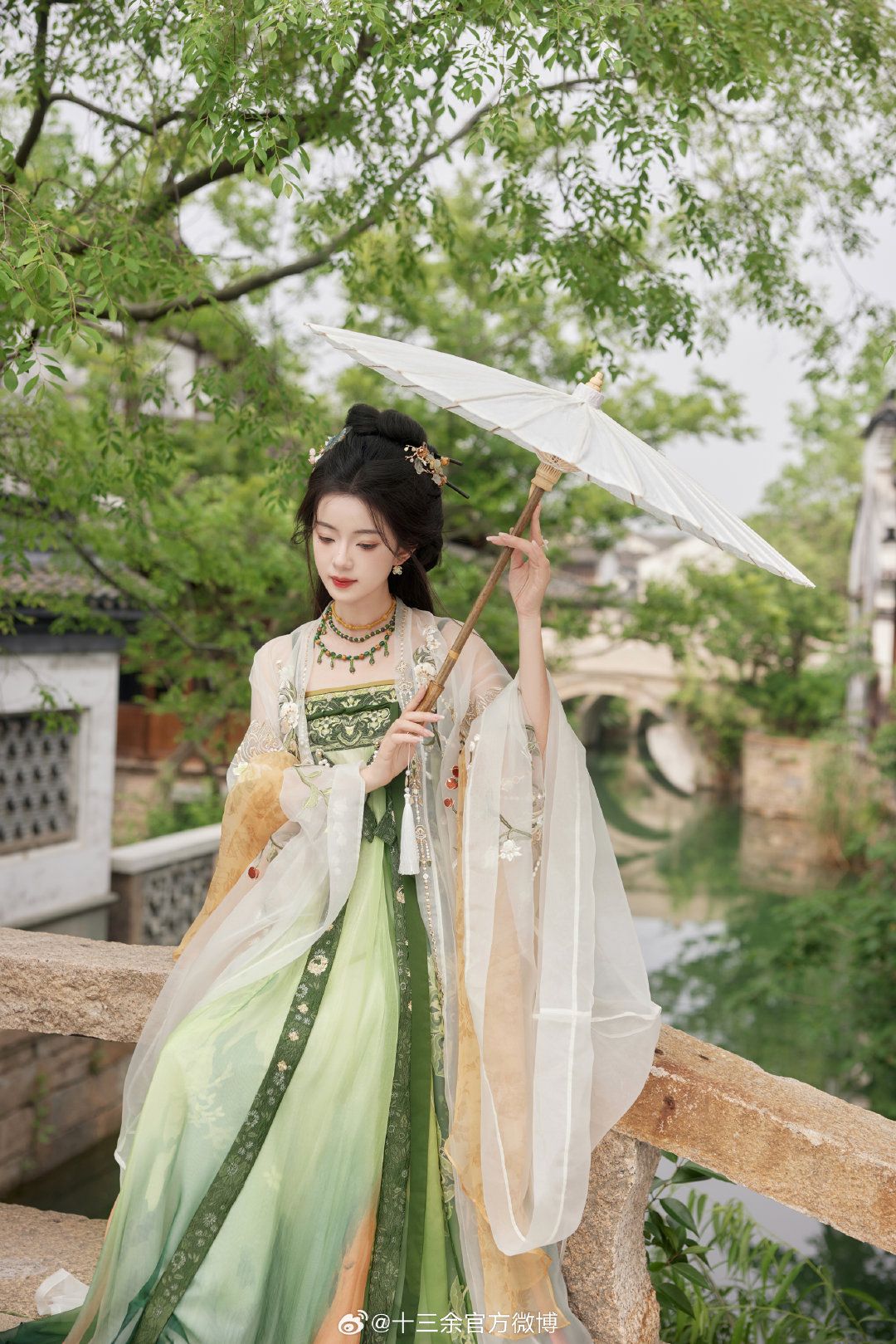 Pandas in Vogue:A Girls Cheongsam Journey with Pandas Pandas in Vogue:A Girls Cheongsam Journey with Pandas