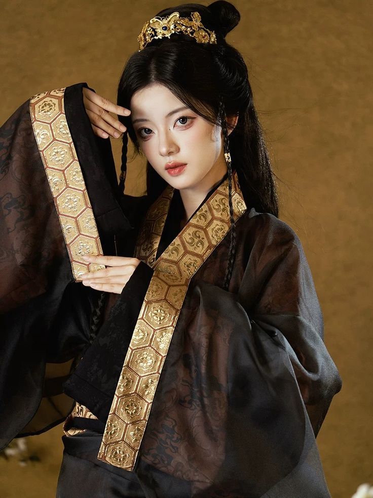 Embracing the Elegance of Black Cheongsam:A New Style of Chinese Short-cut Qipao Embracing the Elegance of Black Cheongsam:A New Style of Chinese Short-cut Qipao