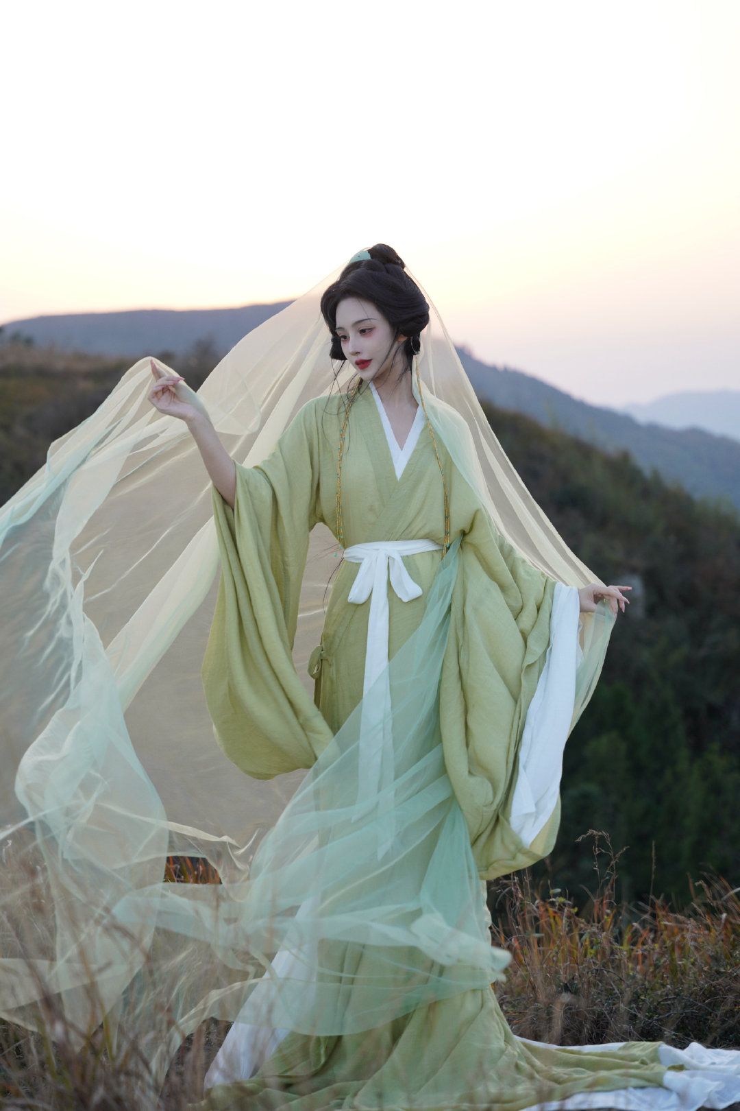 Bottle Fairy in Traditional Hanfu:A Journey into the Enchanting World of Chinese Ancient Beauty Bottle Fairy in Traditional Hanfu:A Journey into the Enchanting World of Chinese Ancient Beauty