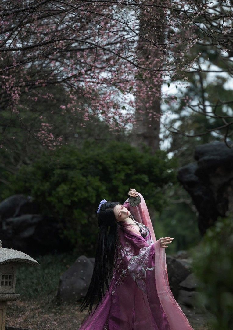 Unraveling the Splendid Splendor of Traditional Chinese Hanfu Fan:The Broken Cloud Style Unraveling the Splendid Splendor of Traditional Chinese Hanfu Fan:The Broken Cloud Style