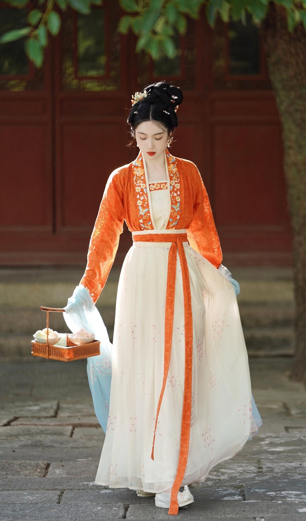 The Role of Sashes and Waist Decorations in Traditional Hanfu Fashion The Role of Sashes and Waist Decorations in Traditional Hanfu Fashion