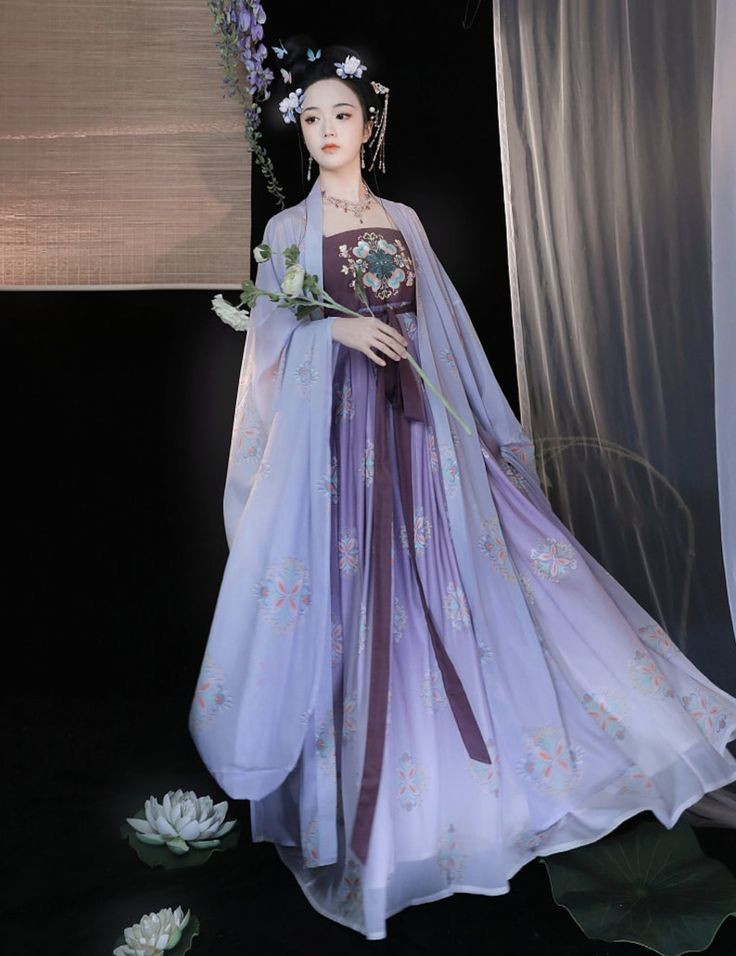 Redesigning Cheongsam for the Petite Figure:A Guide for Fashion Innovators Redesigning Cheongsam for the Petite Figure:A Guide for Fashion Innovators