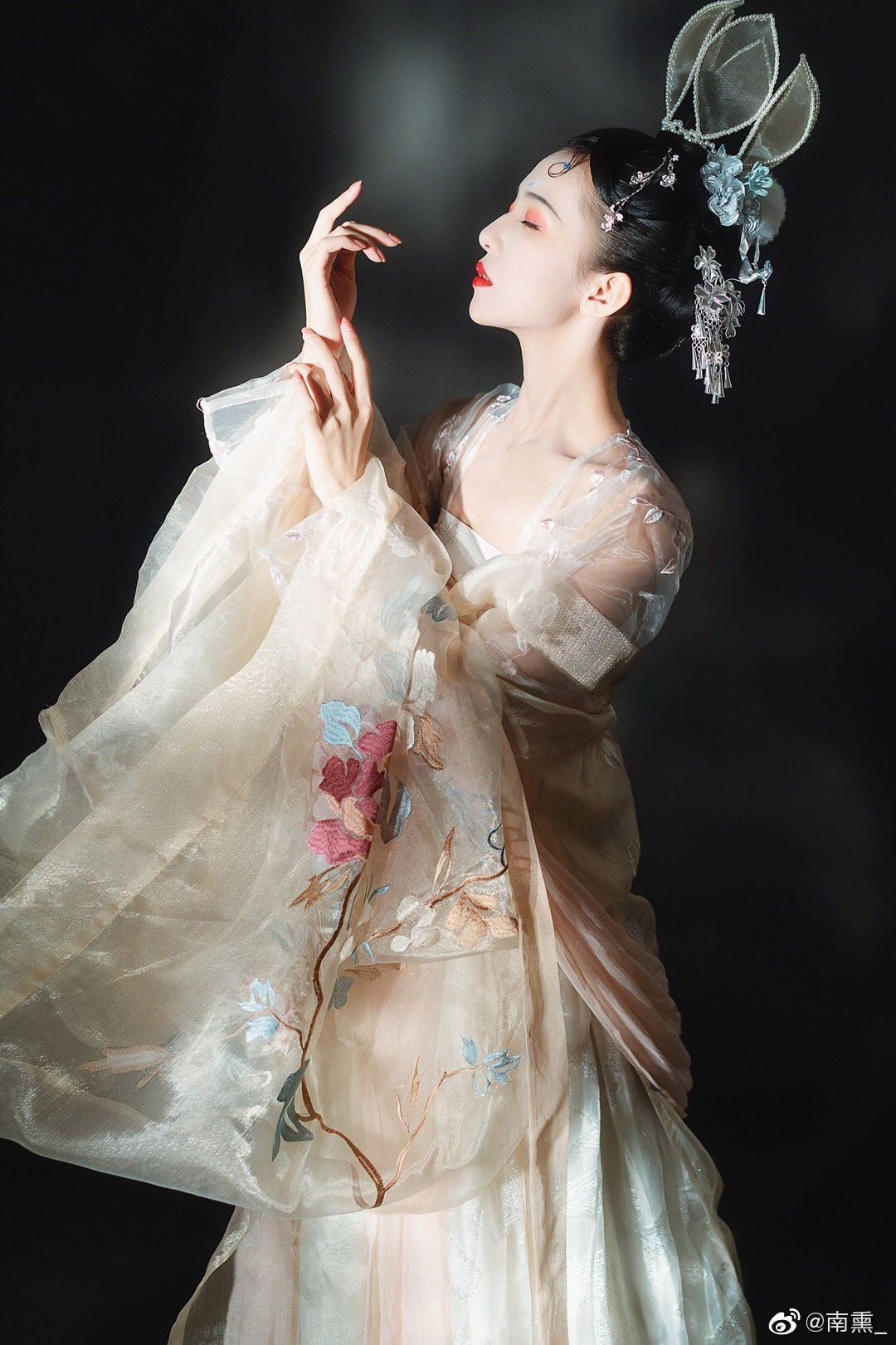 Ancient Hanfu Fashion:Exploring the Short-sleeved Summer Styles Ancient Hanfu Fashion:Exploring the Short-sleeved Summer Styles