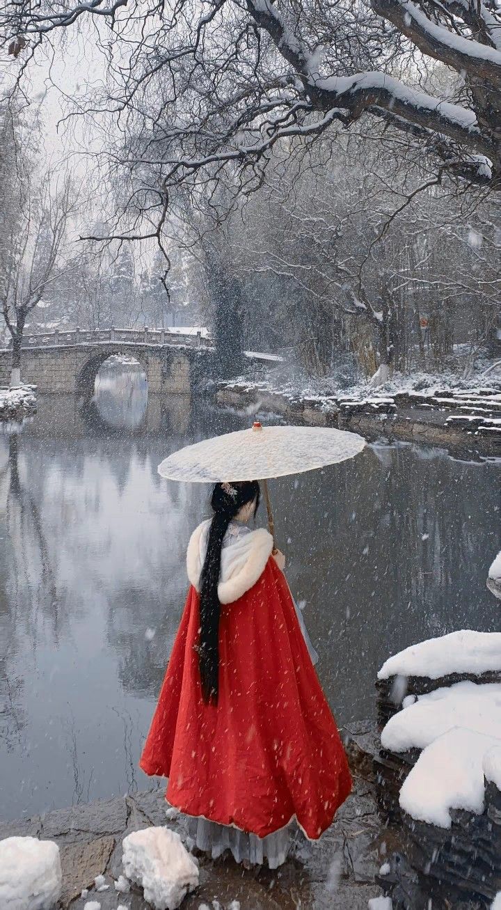 Red Ma-Face Skirt and Modern Chinese-Style Top:A Blend of Traditional Elegance and Modern Charm Red Ma-Face Skirt and Modern Chinese-Style Top:A Blend of Traditional Elegance and Modern Charm