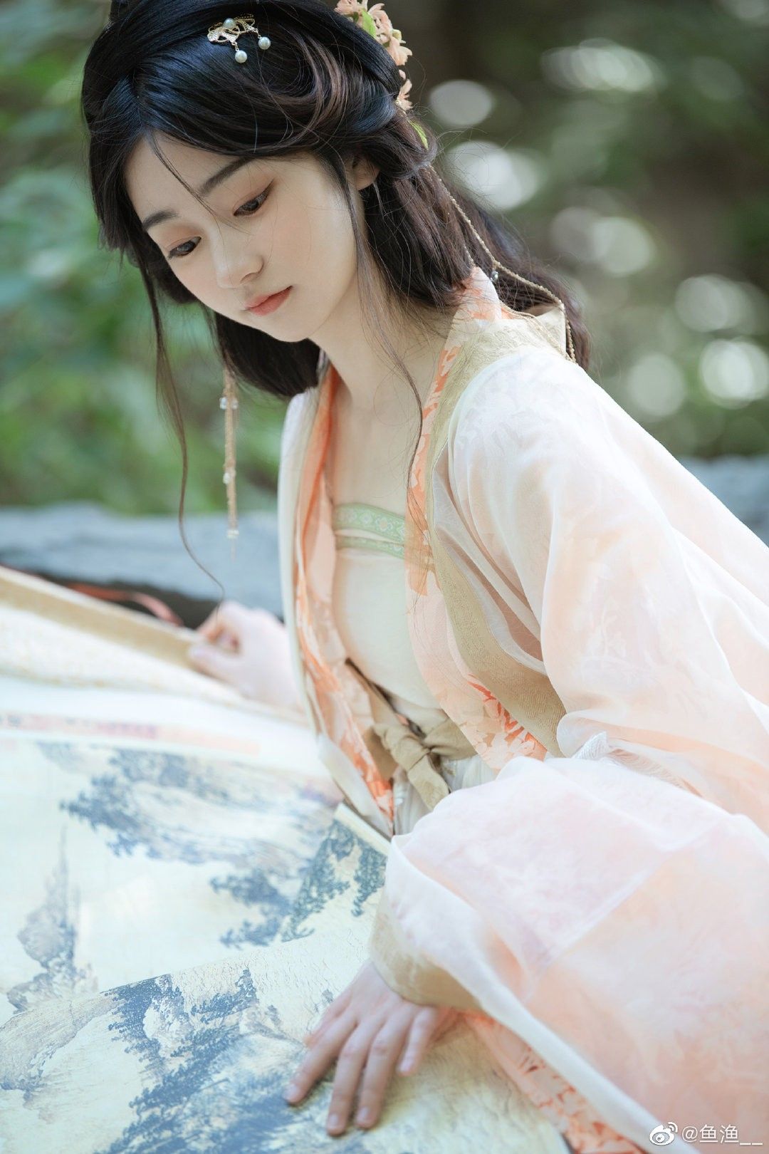 A Little Girl in a Splendid Hanfu Cape:The Enchantment of Traditional Chinese Fashion A Little Girl in a Splendid Hanfu Cape:The Enchantment of Traditional Chinese Fashion