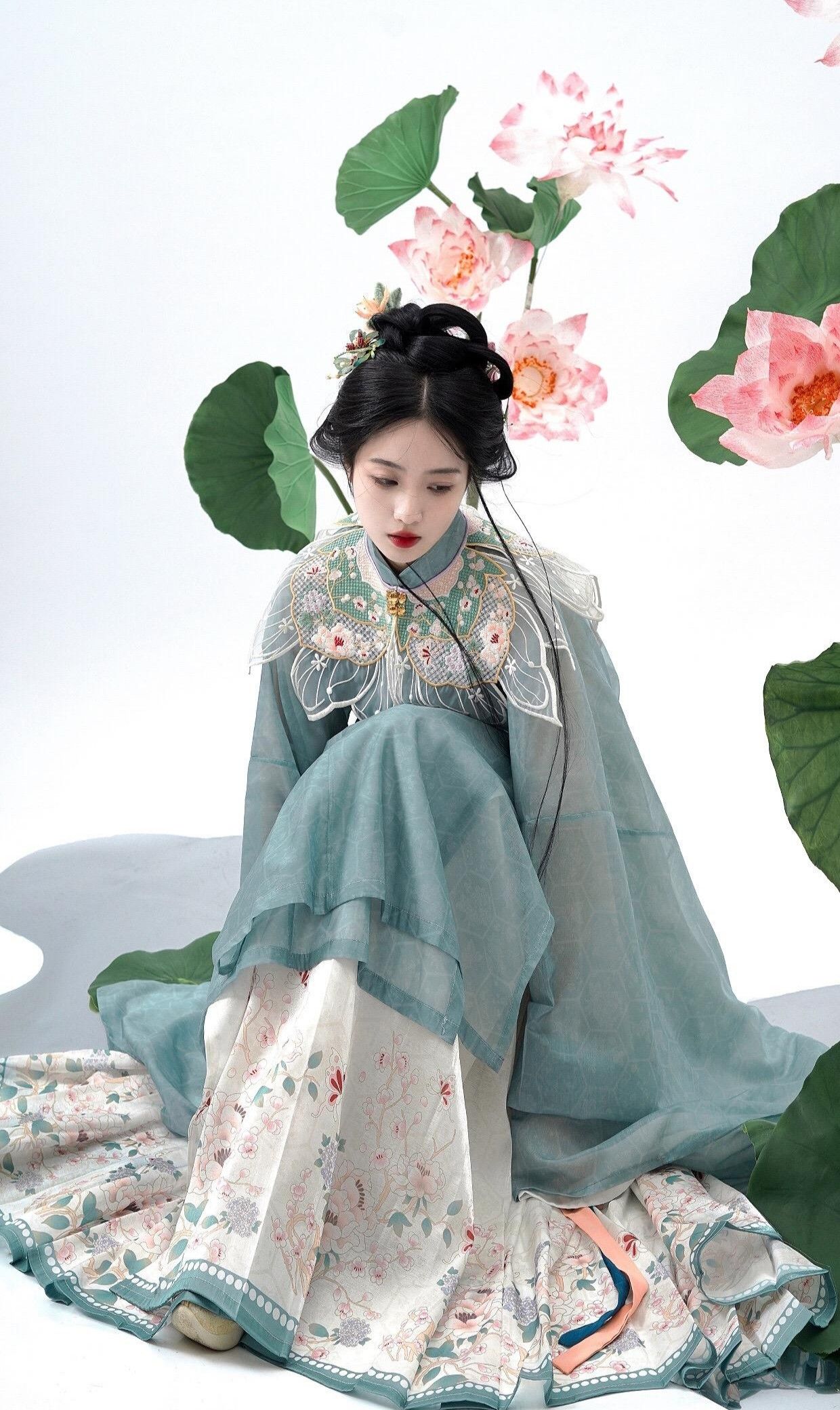 Embracing the Mini Cheongsam:Tips for Short Women to Achieve a Taller Look Embracing the Mini Cheongsam:Tips for Short Women to Achieve a Taller Look