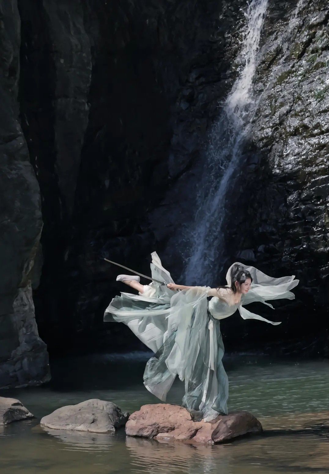 Blooming Deities:Original Hanfu Fashion and the Dreamlike Journey in the Garden of Wonders Blooming Deities:Original Hanfu Fashion and the Dreamlike Journey in the Garden of Wonders