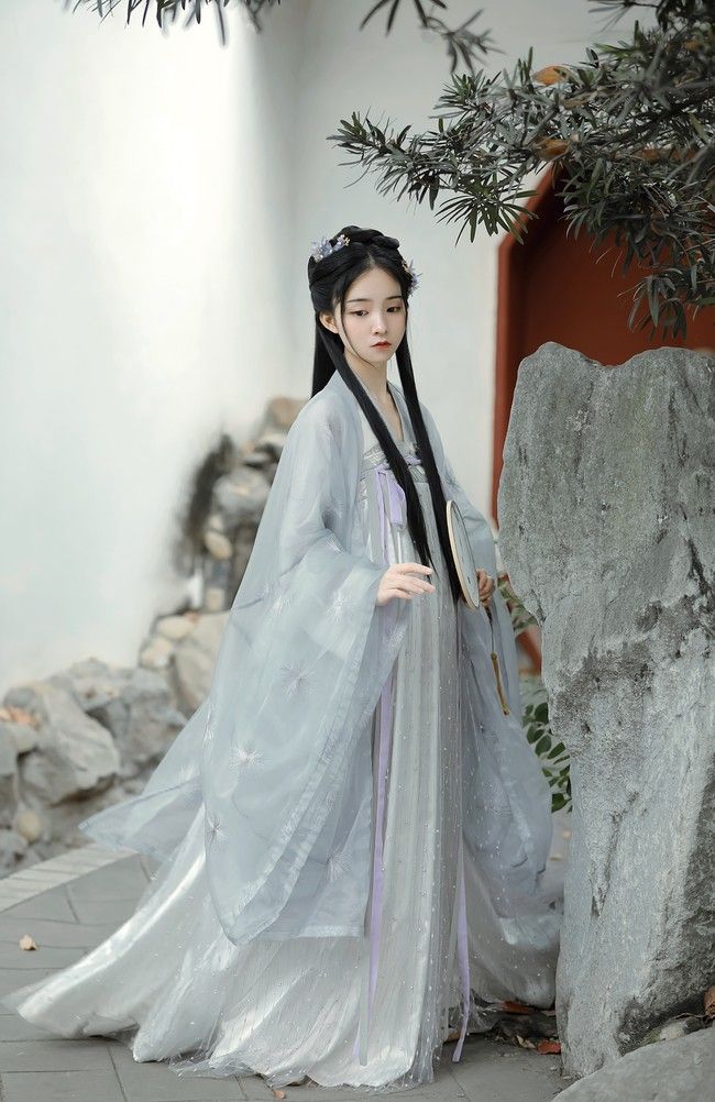 The Enchantment of Red Bride Cheongsam:A Traditional Icon of Chinese Wedding Attire The Enchantment of Red Bride Cheongsam:A Traditional Icon of Chinese Wedding Attire
