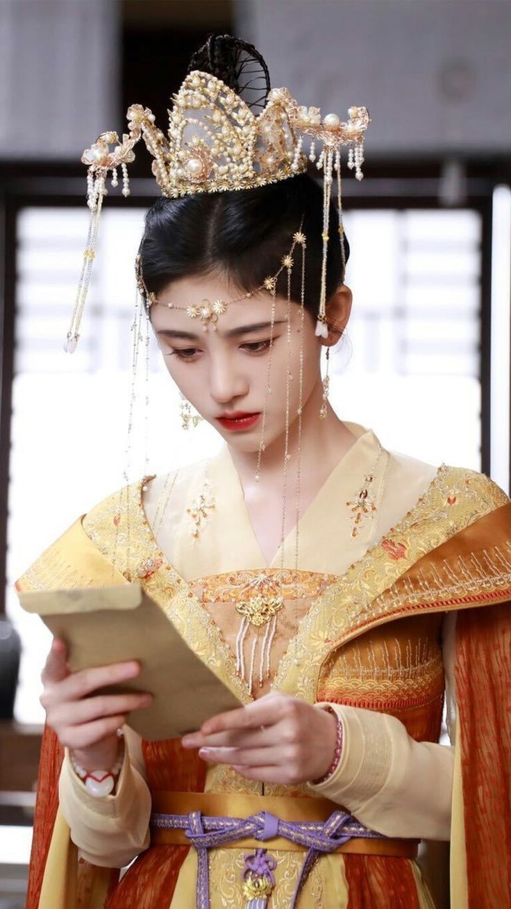 The Splendor of Traditional Chinese Hanfu Robes:A Single-Piece Outer Garment with Big Sleeves The Splendor of Traditional Chinese Hanfu Robes:A Single-Piece Outer Garment with Big Sleeves