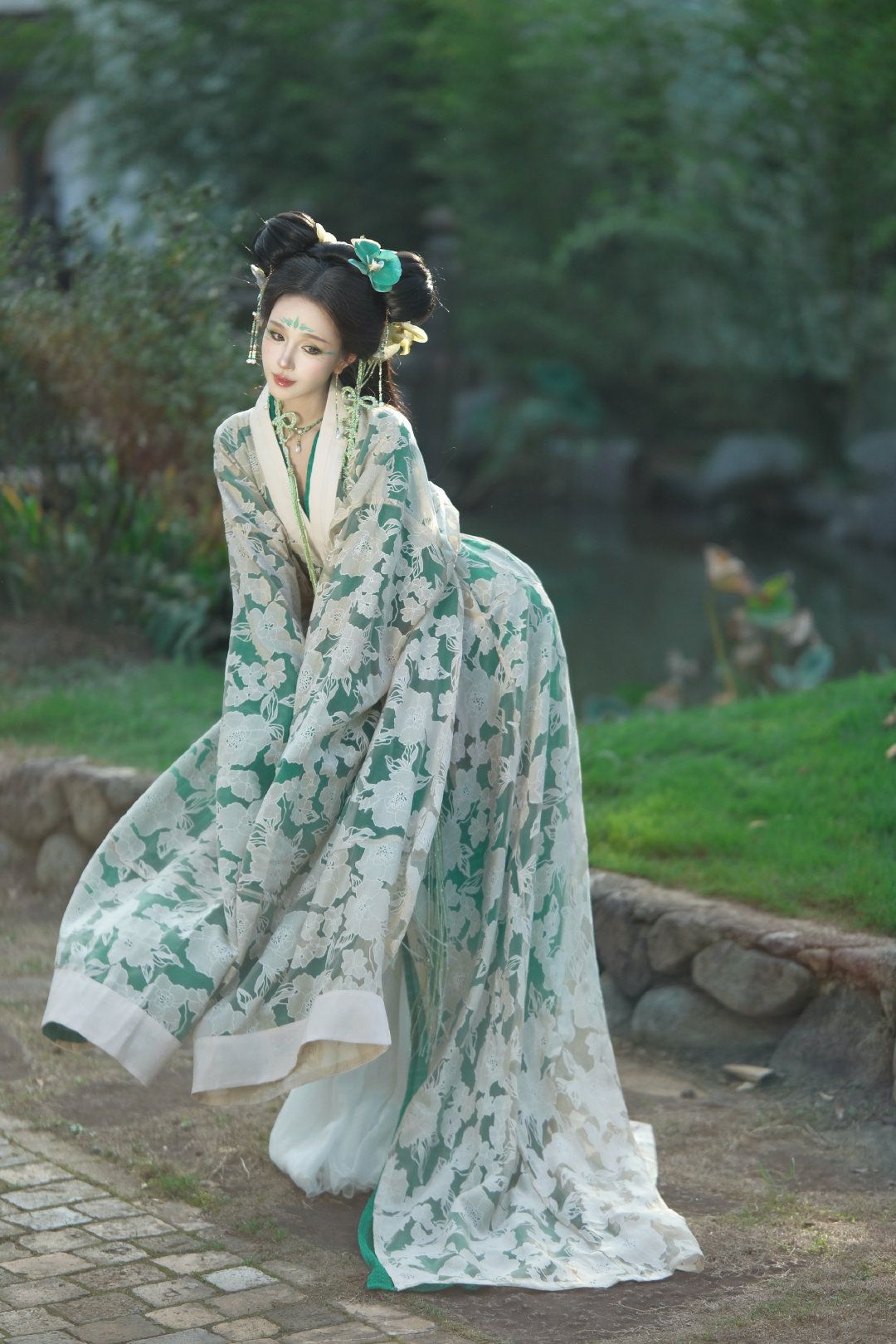 The Rise of the Cheongsam:The Evolution of the Upper-Garment Ma-Min Skirt in Modern Fashion The Rise of the Cheongsam:The Evolution of the Upper-Garment Ma-Min Skirt in Modern Fashion