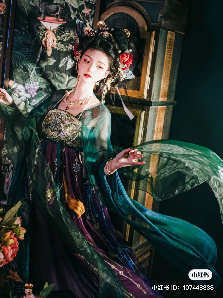 Summer 2024:Embrace the New Wave of Tight-fitting Cheongsam Fashion